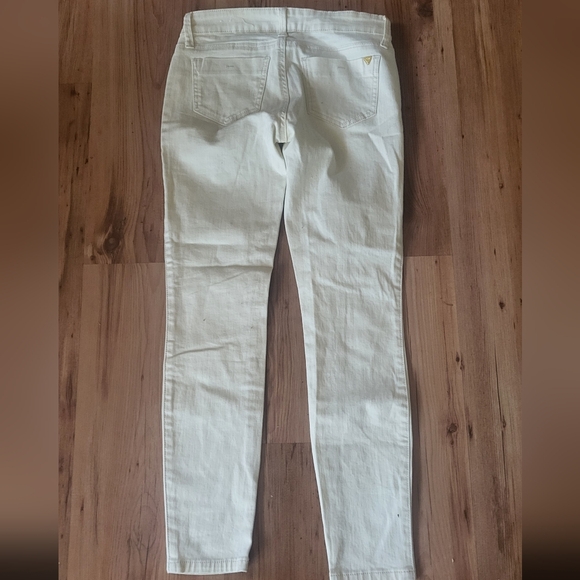 Cream coloured, low-rise, Guess skinny jeans - Maxine fit - Picture 2 of 7